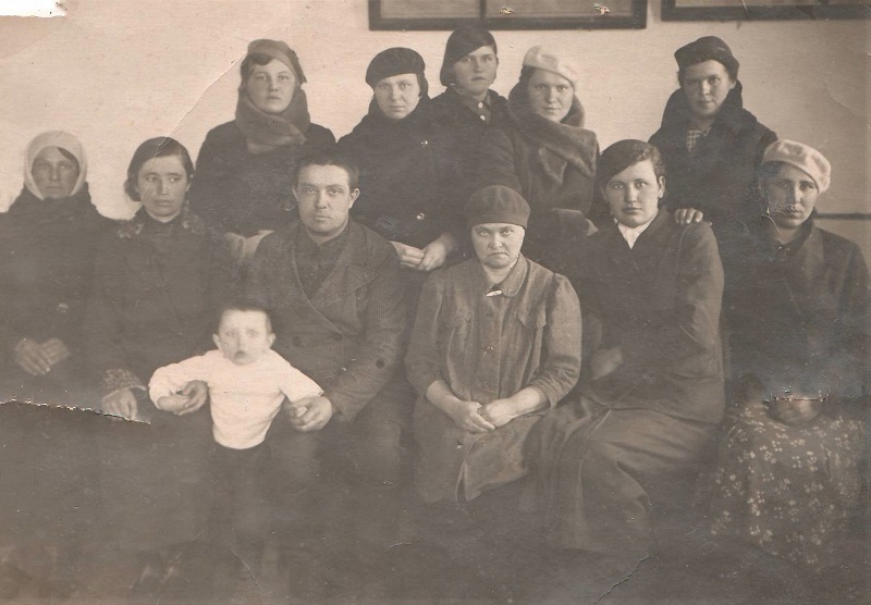 Учительский коллектив Нижнегридинской школы 1940г.